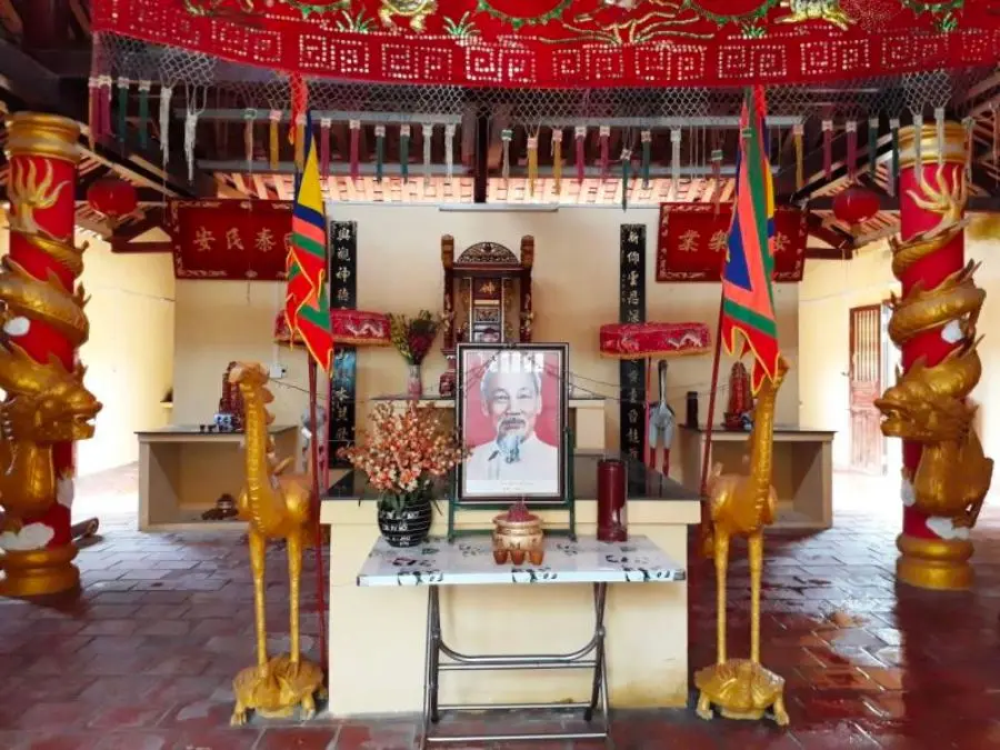Bên trong Đình Tân Hưng