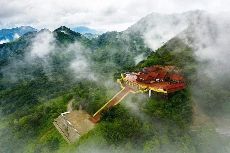 Ngọa Am Vân trong Quần Thể Di Tích Danh Thắng Yên Tử nhìn từ trên cao