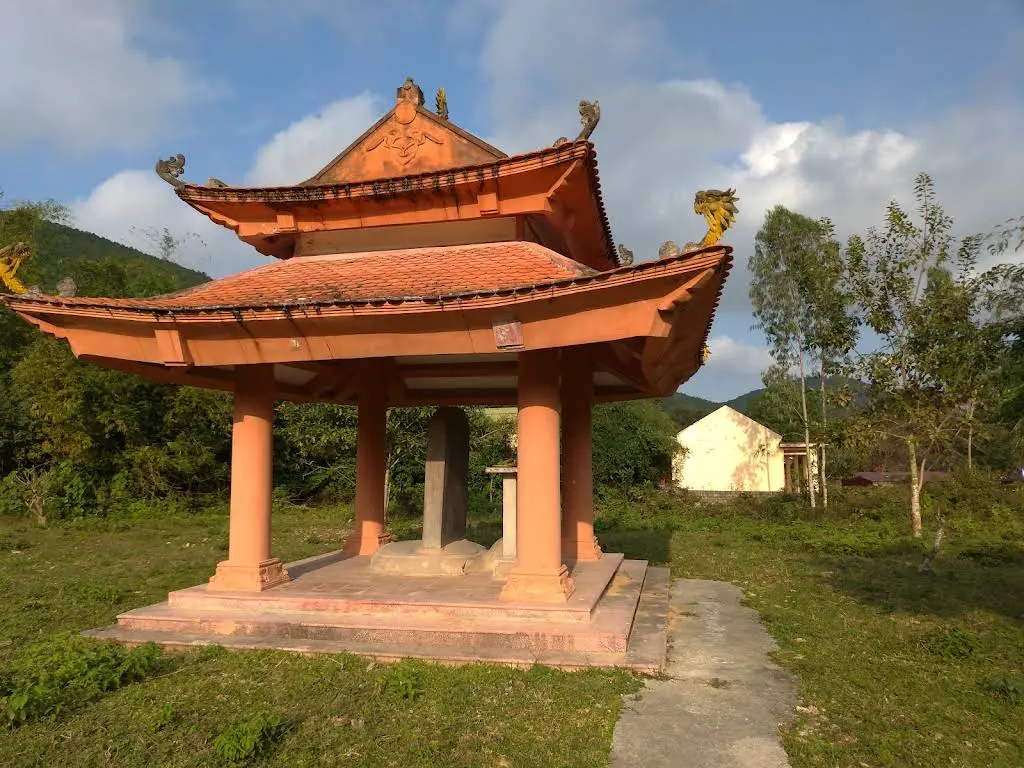 Cảnh quan di tích lịch sử Ly Cung (nhà Hồ)