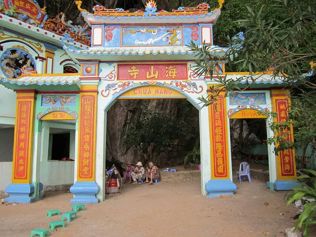 Cổng Chùa Hang