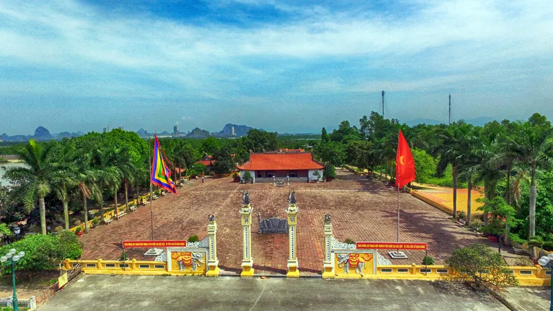 Cảnh quan Quần thể đển Trần Hưng Đạo và Miếu vua bà