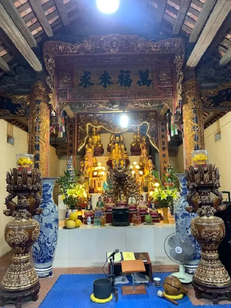 Bên trong Chùa Đại Bi