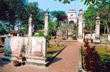 Khuôn viên Đền Cuông