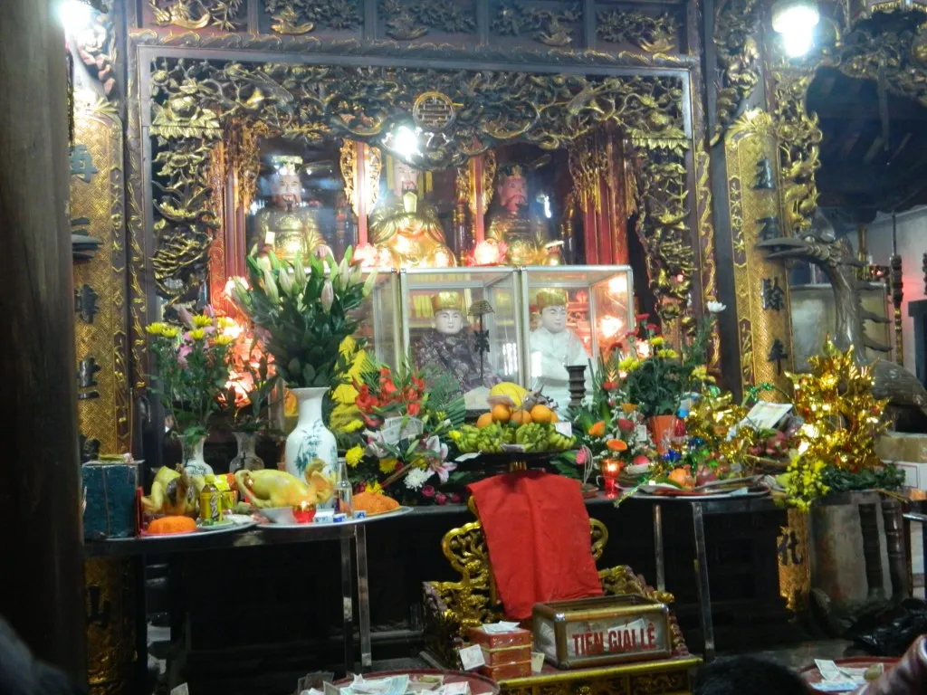 Ban thờ bên trong Đền Công Đồng Bắc Lệ