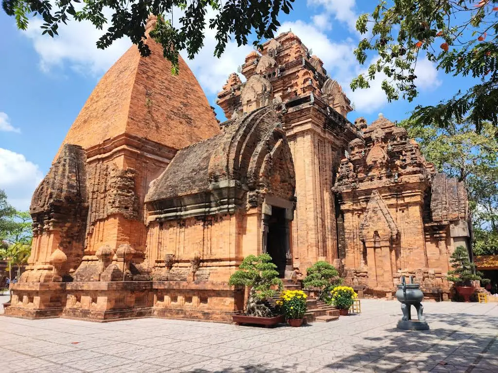 Cảnh quan kiến trúc di tích Tháp Po Nagar