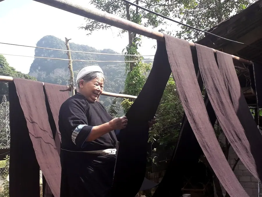 Hình ảnh người phụ nữ Nùng phơi vải chàm