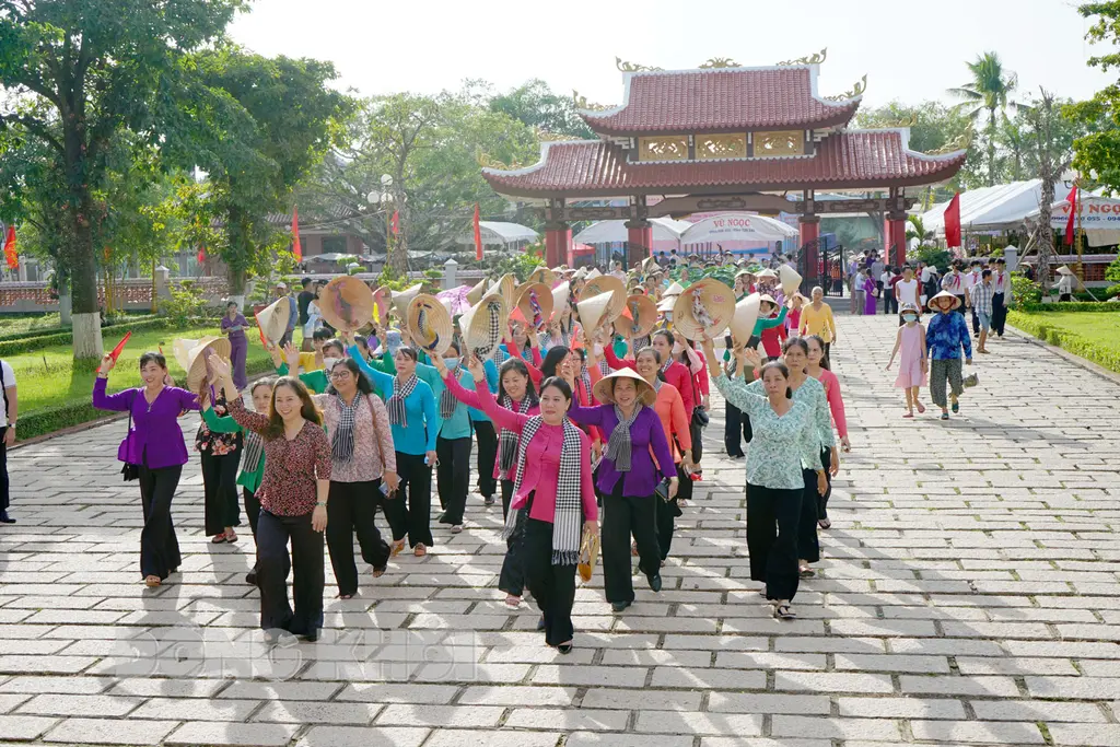 Phần diễu hành áo bà ba của 200 phụ nữ địa phương tại Lễ hội Ngày hội truyền thống Văn hóa