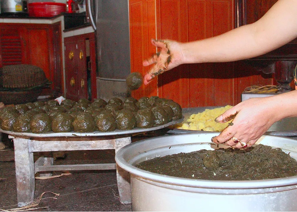 Lá gai và nếp được xay nhuyễn trộn với mật mía, sau đó sẽ vo tròn lại cùng với nhân bánh.