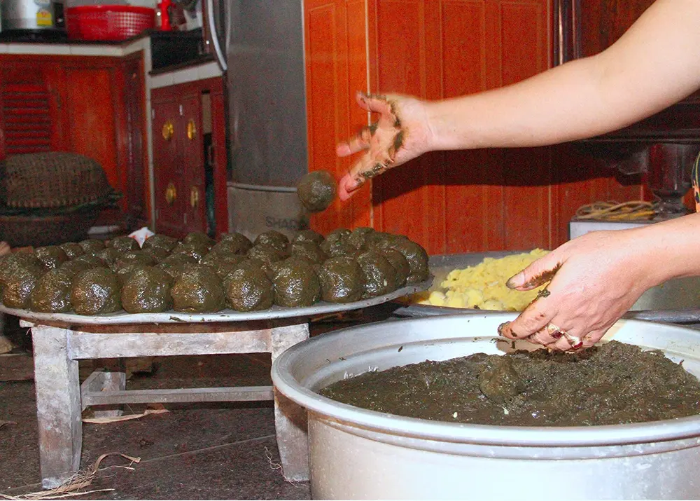 Lá gai và nếp được xay nhuyễn trộn với mật mía, sau đó sẽ vo tròn lại cùng với nhân bánh.