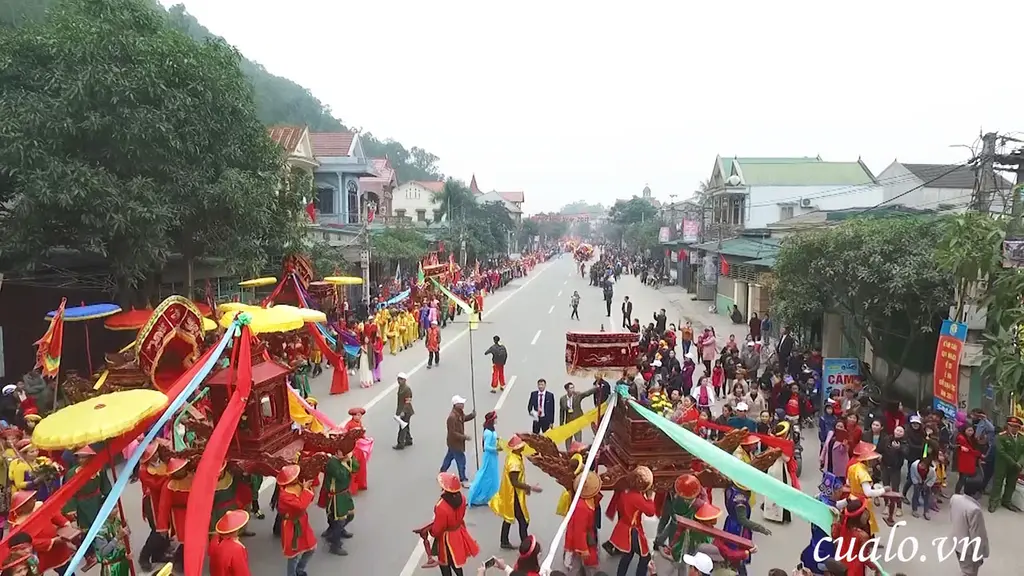 Quang cảnh lễ rước tại Lễ hội Đền Vạn Lộc