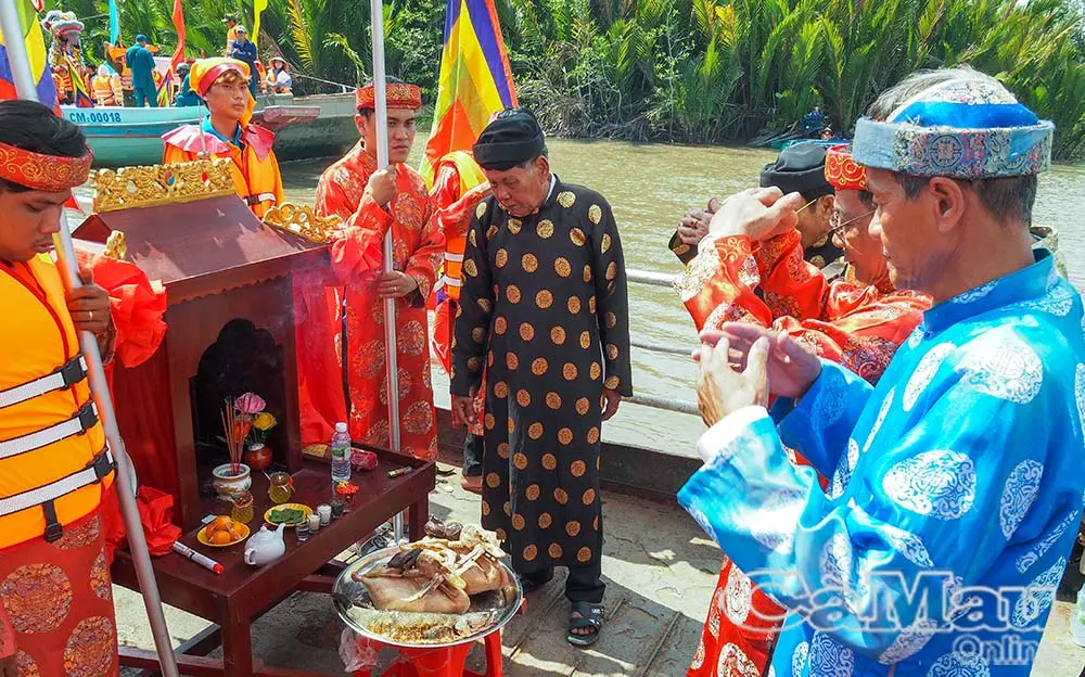 Nghi thức xin keo trên thuyền rước bà về miếu tại Lễ vía Bà Thủy Long
