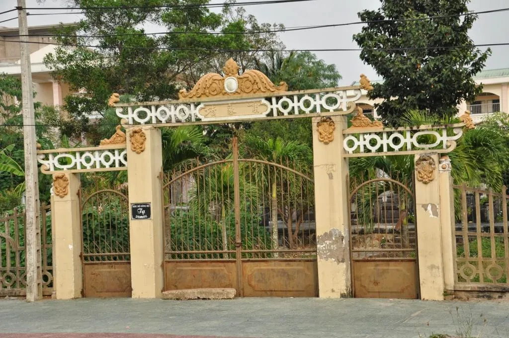 Cổng vào Khu mộ dòng họ Tạ