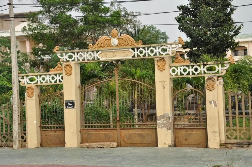 Cổng vào Khu mộ dòng họ Tạ