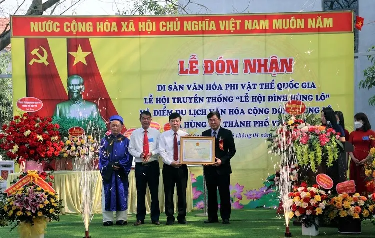 Trao bằng công nhận cho Lễ hội đình Hùng Lô