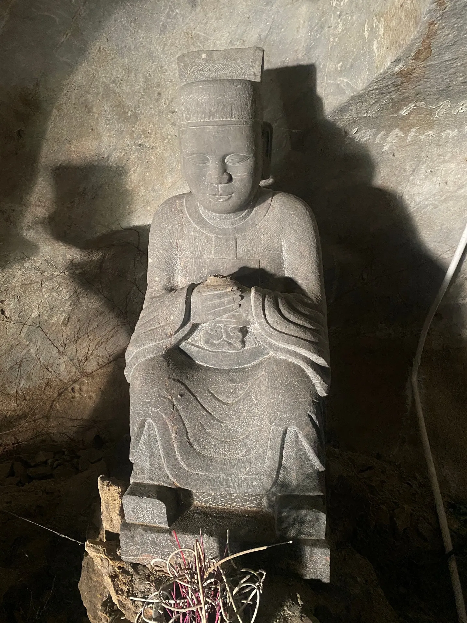 Tượng phật La Hán trong động Long Tiên