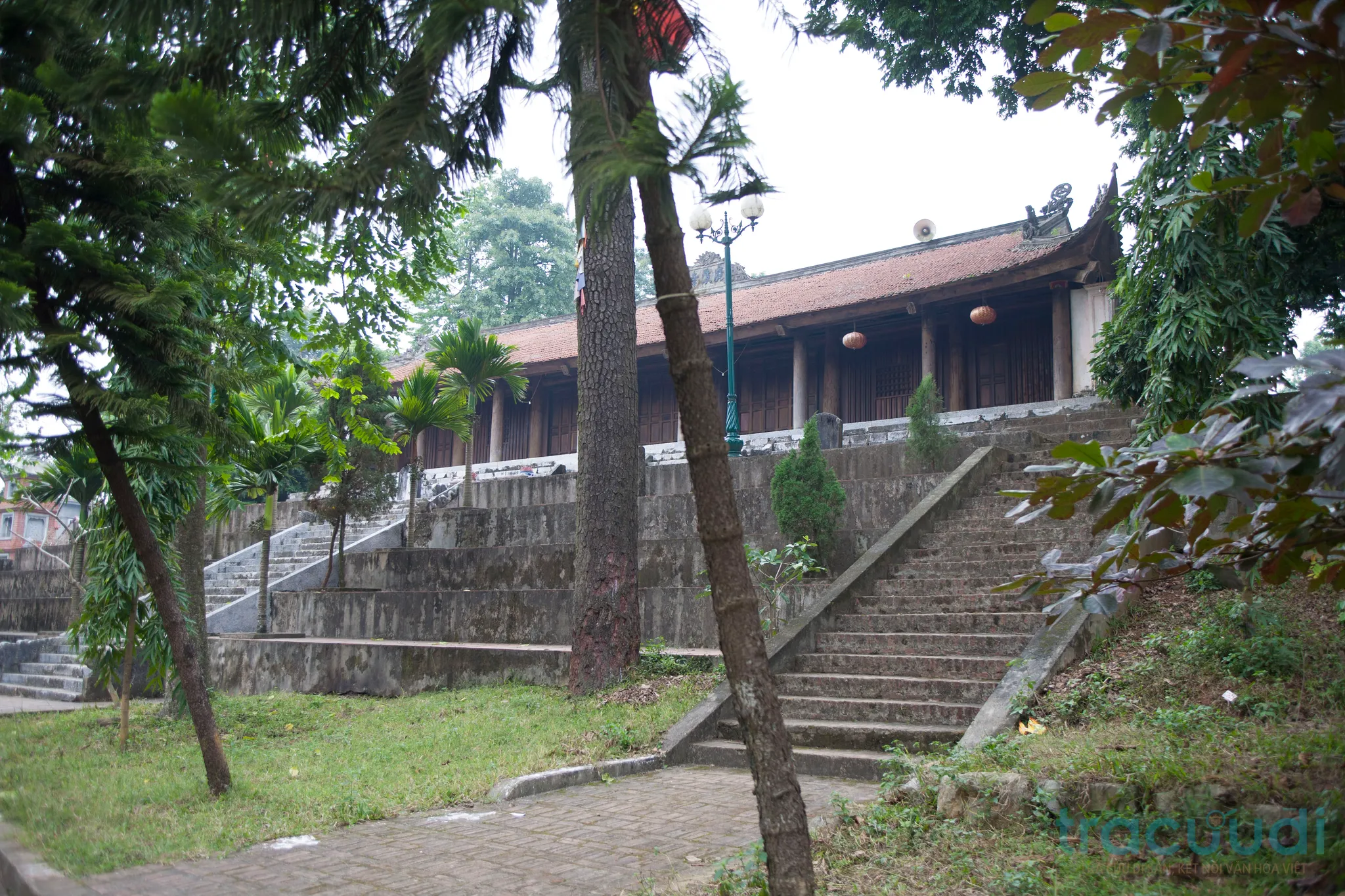 Cảnh quan di tích Chùa Trăm Gian