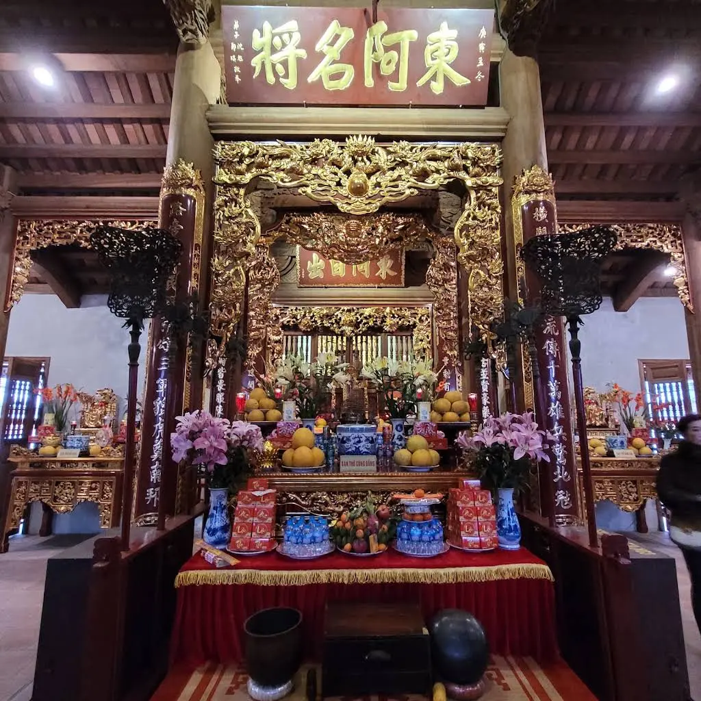 Không gian bên trong di tích Đền Phù Ủng
