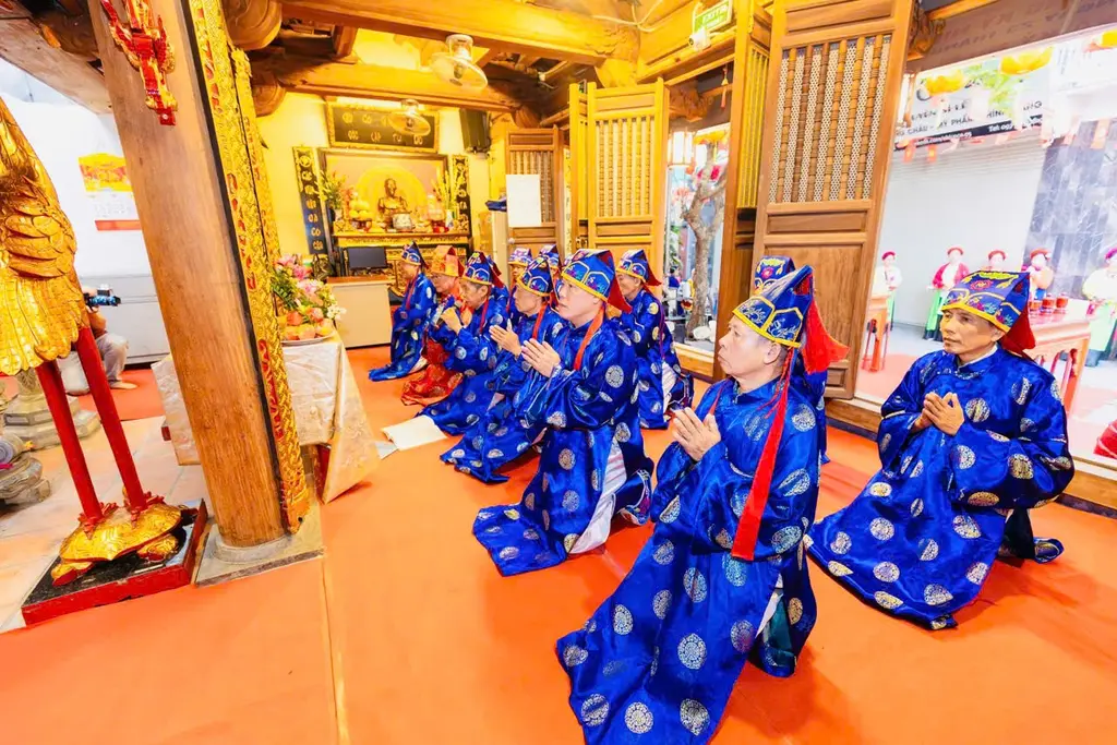 Đội tế nam hành lễ tại Hội đền Trung Nha