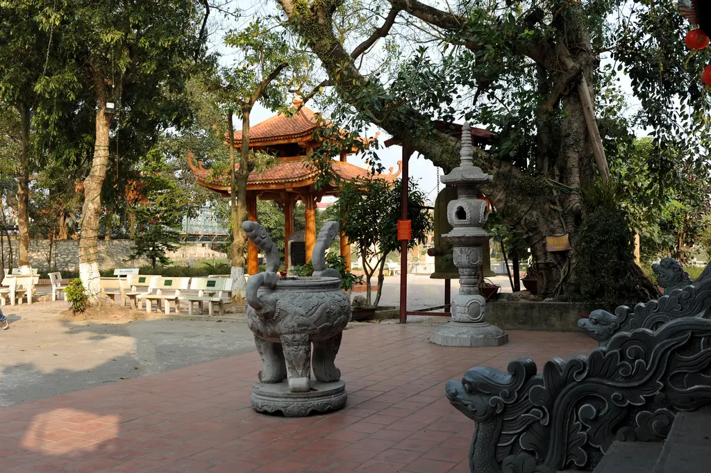 Khuôn viên Chùa Thành