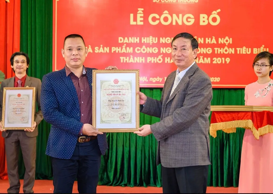Nghệ nhân Nguyễn Danh Tú (bên trái) tại Lễ trao danh hiệu Nghệ nhân Hà Nội