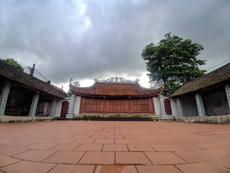 Cảnh quan chính điện di tích Đình Hạ Bằng