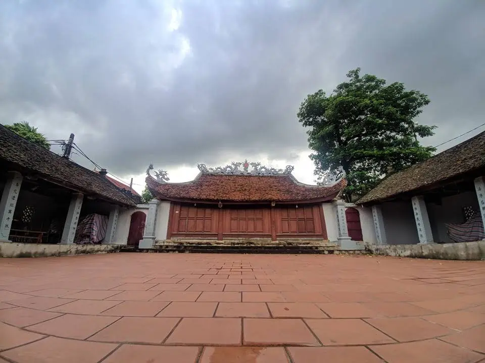 Cảnh quan chính điện di tích Đình Hạ Bằng