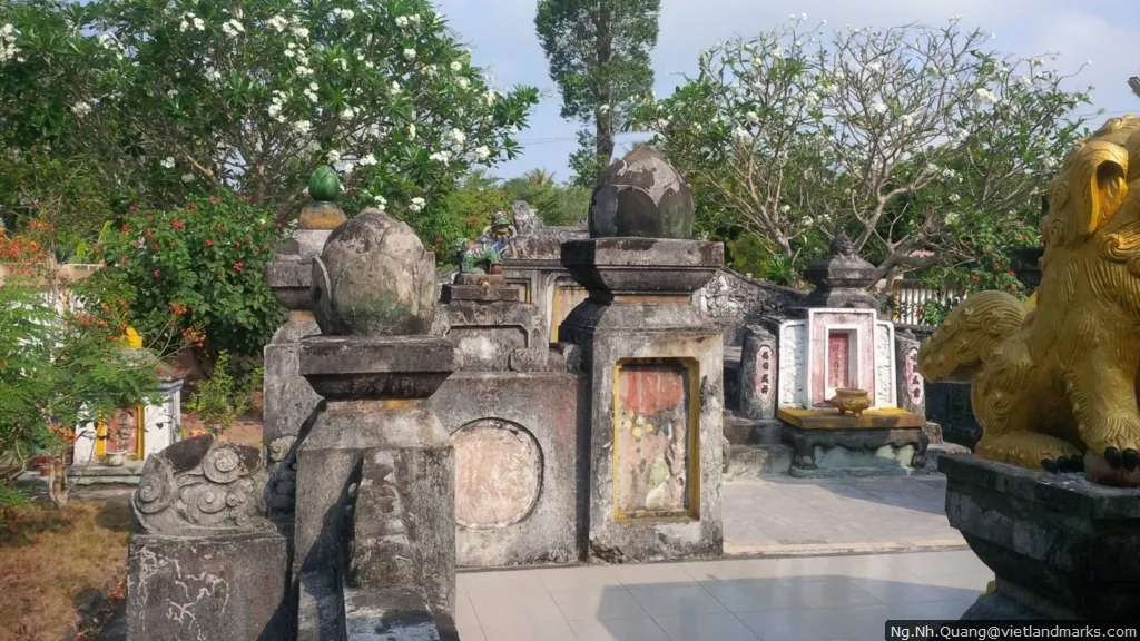Cột trụ tại Lăng Tiền quân Thống chế Điều bát