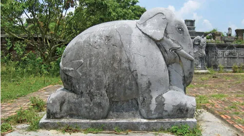 Tượng đá tại Lăng Dinh Hương