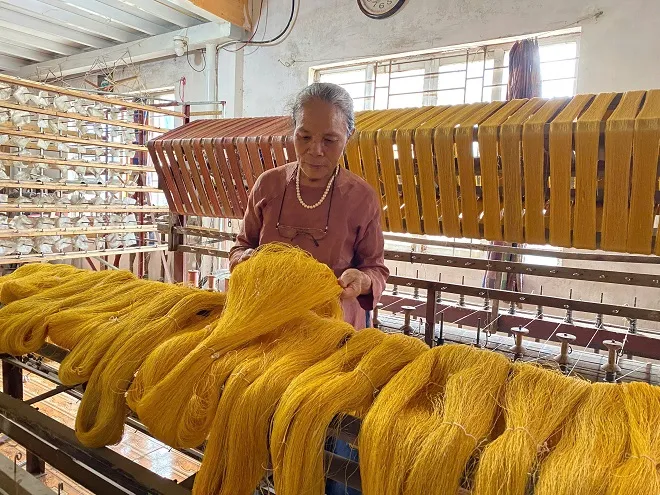 Bà Phan Thị Thuận bên những sợi tơ tằm