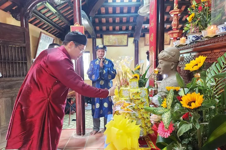 Dâng hương tưởng niệm tại Lễ giổ tổ nghề nhiếp ảnh