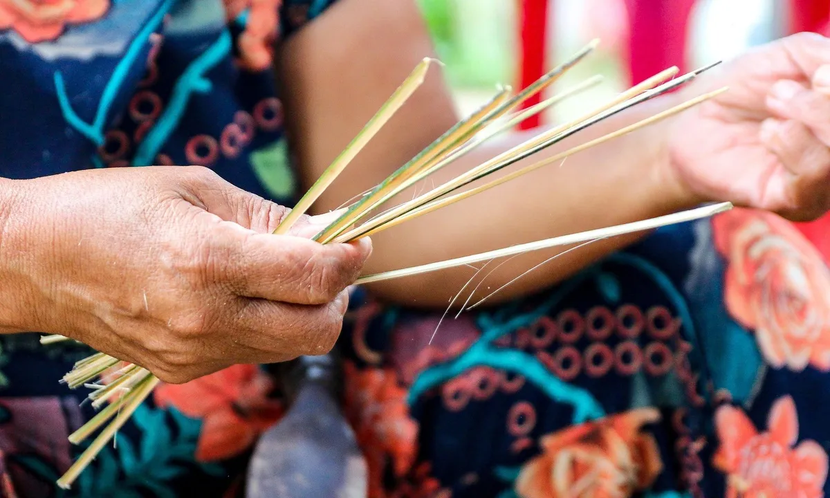 Công đoạn chẻ tre để làm cành hoa