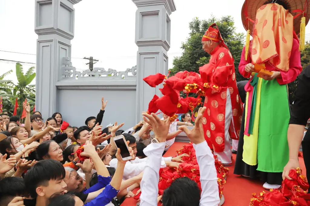 Người dân thụ lộc tại Lễ hội rước Ông Khiu, Bà Khiu