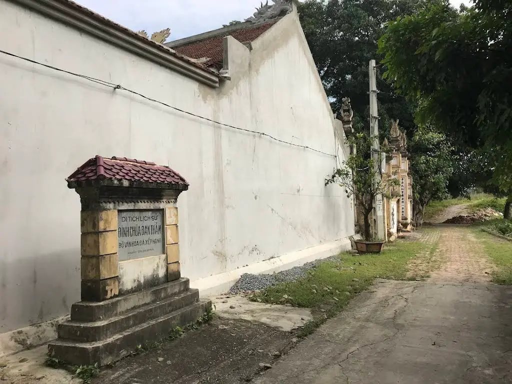 Bên hông Đình Đan Thầm