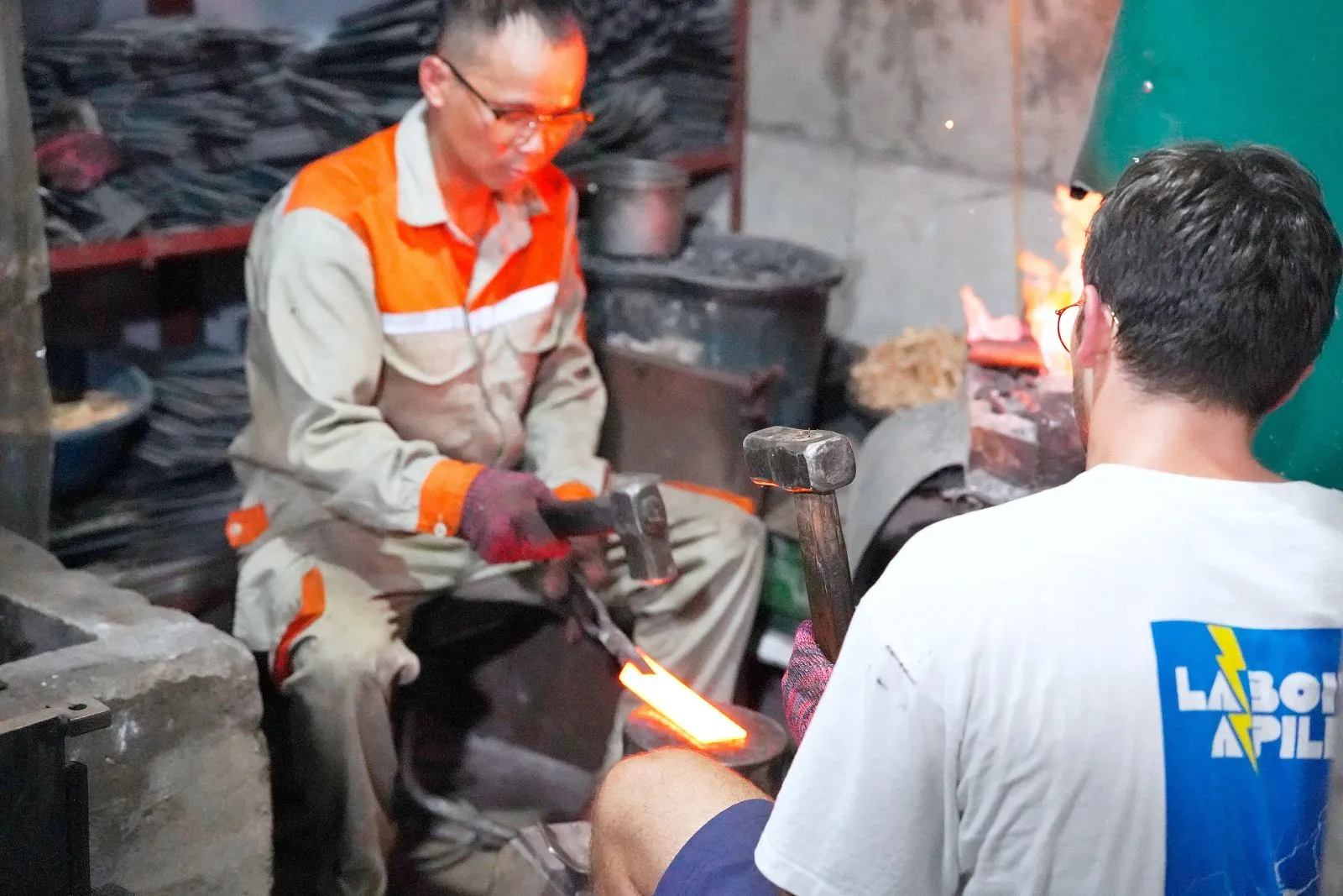 Nghệ nhân trẻ Lê Ngọc Lâm vừa làm vừa hướng dẫn cho du khách