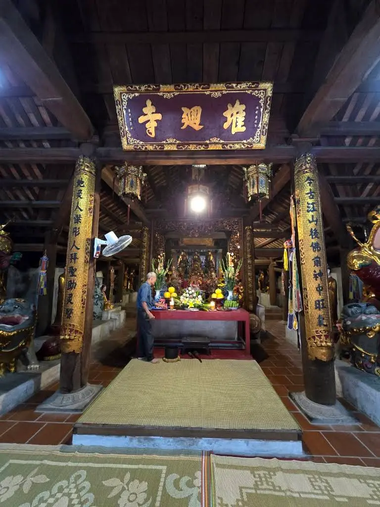 Cảnh quan bên trong di tích Chùa Đôi Hồi