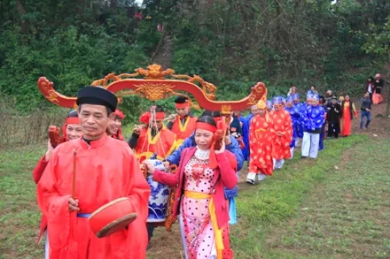 Đoàn rước nước tại Lễ hội làng cổ Đường Lâm