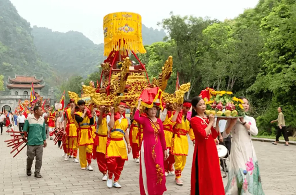 Đoàn ruớc Lễ hội Đền thờ Nguyễn Công Trứ
