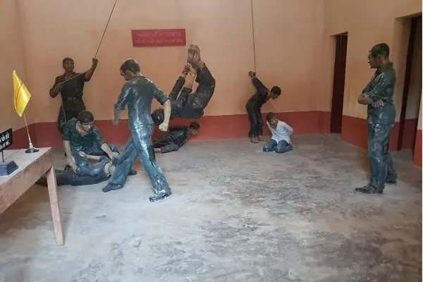 Tái hiện những kiểu tra tấn tù thiếu nhi tại nhà tù