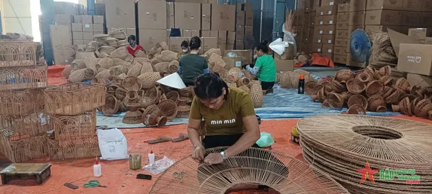 Công đoạn đan cỏ tế tại làng nghề Phú Túc