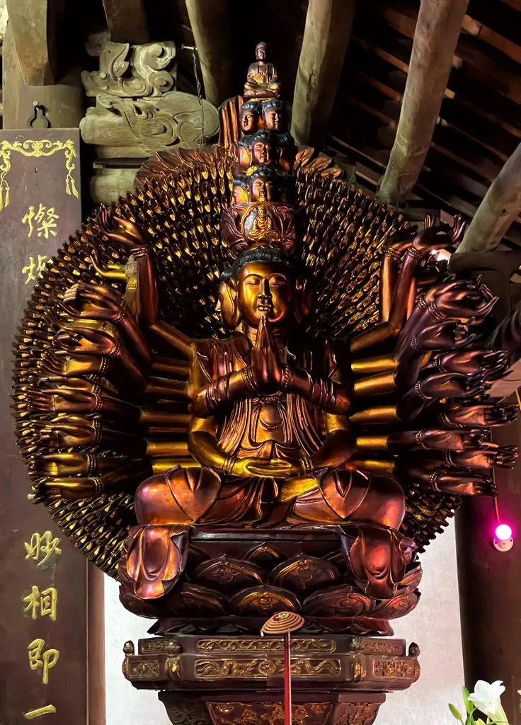 Tượng phật bà nghìn mắt nghìn tay trong chùa Trăm Gian (Vĩnh Khánh tự)