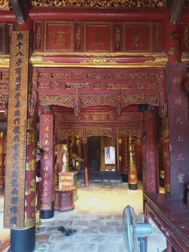 Không gian bên trong đền Thánh Nguyễn