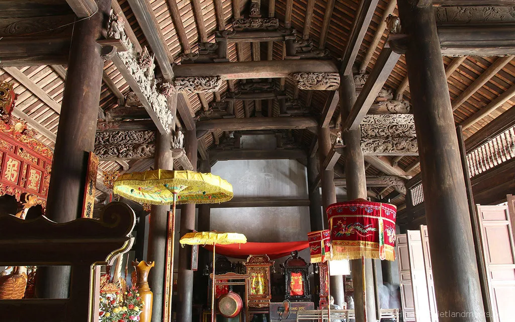 Không gian bên trong Đình làng Phú Điền