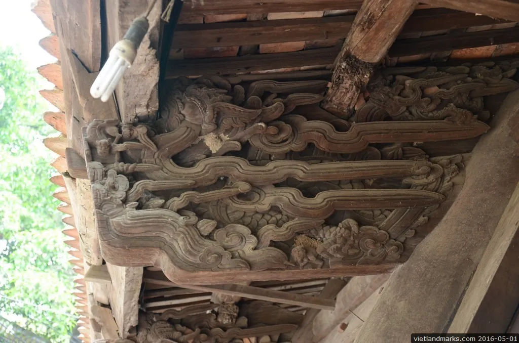Chạm khắc ở hiên Chùa Thổ Hà