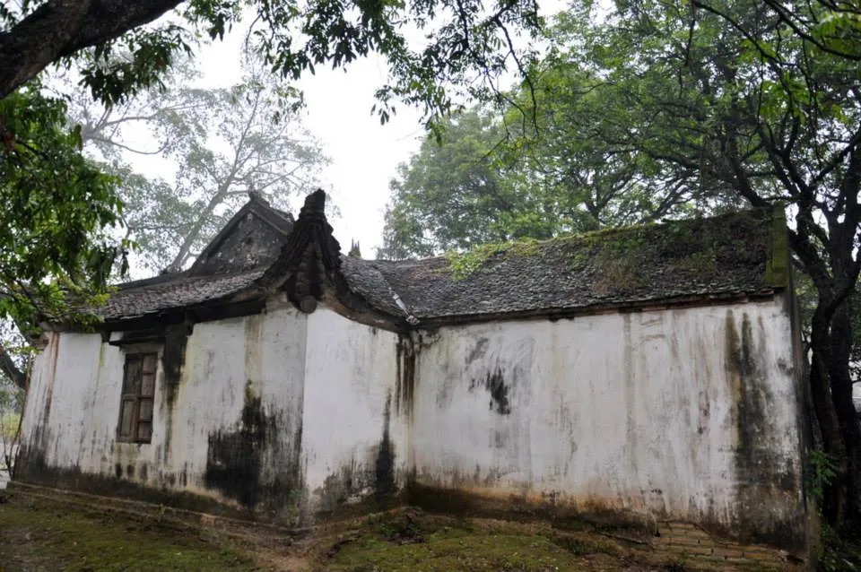 Phía sau Miếu Nứa