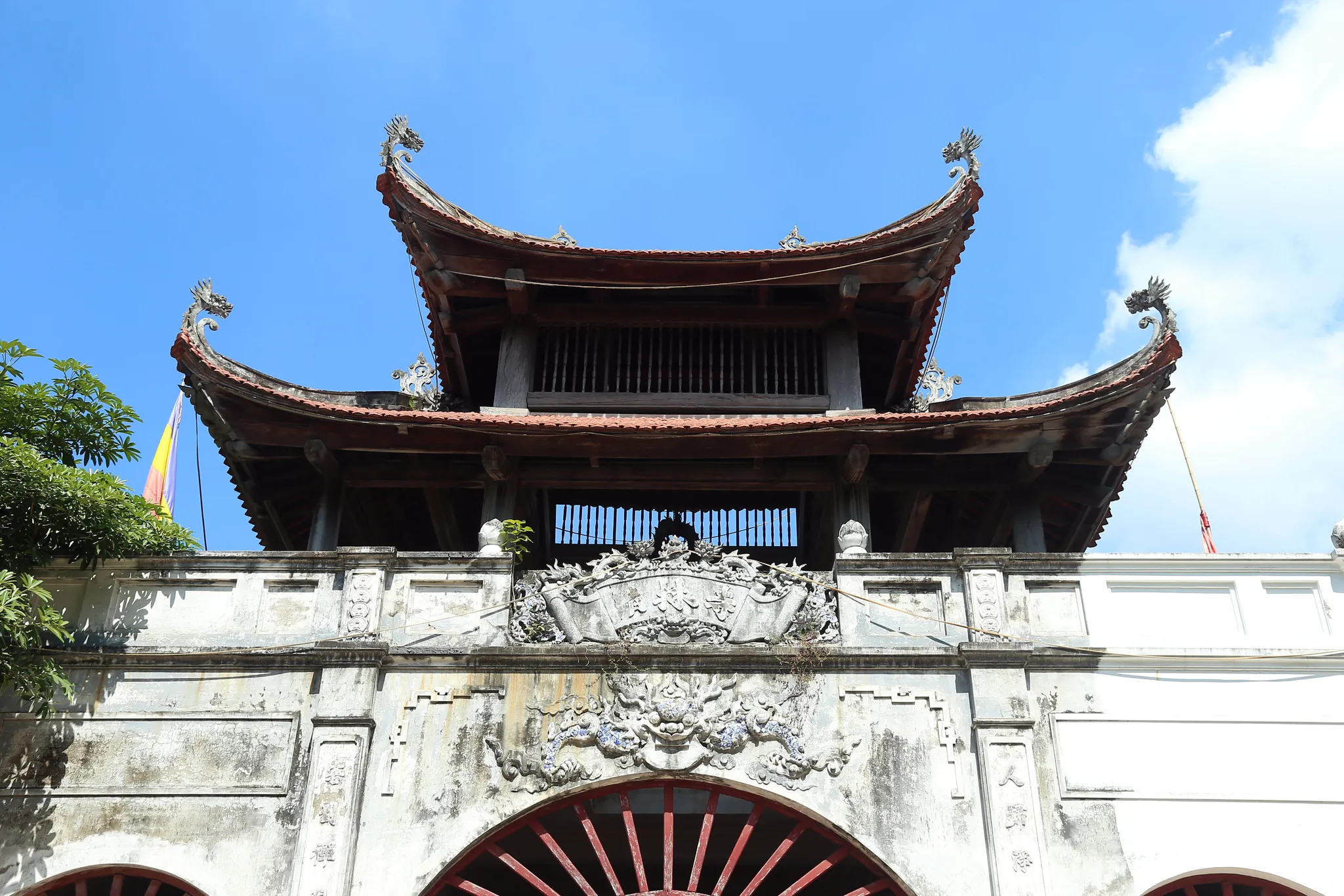 Mái cổng tam quan chùa Thanh Lâm