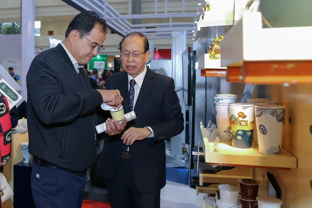 Ông Lý Ngọc Minh (bên phải) giới thiệu sản phẩm Minh Long I tại  triển lãm Thành tựu 60 năm ngành Khoa học và Công nghệ ở Hà Nội.