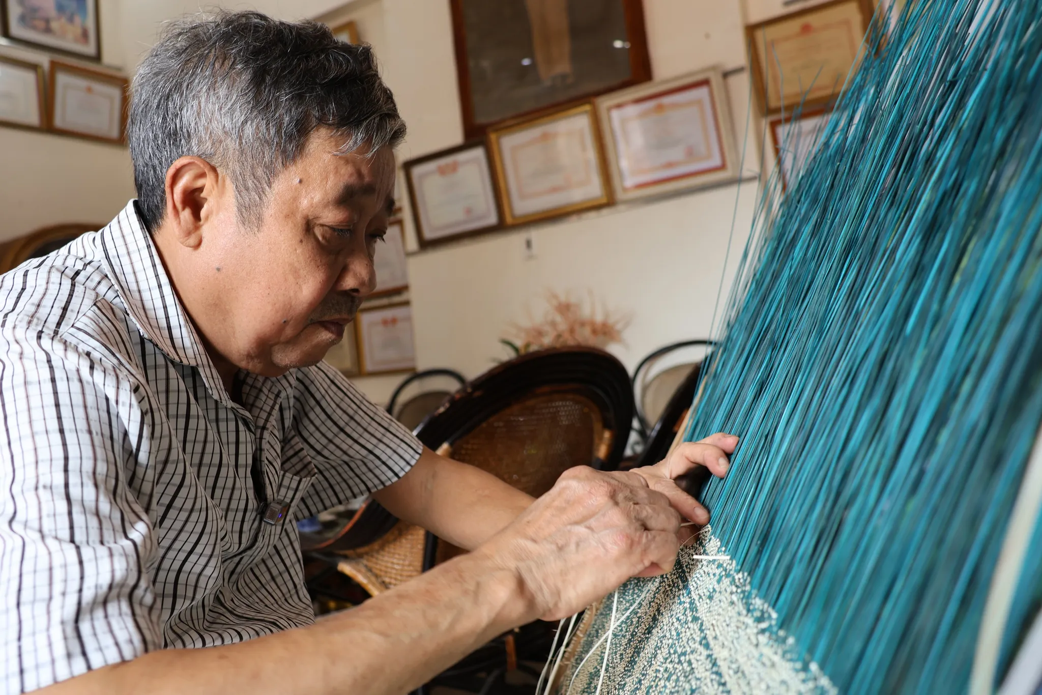 Nghệ nhân nhân dân Nguyễn Văn Trung đang sáng tạo một tác phẩm bằng mây tre đan