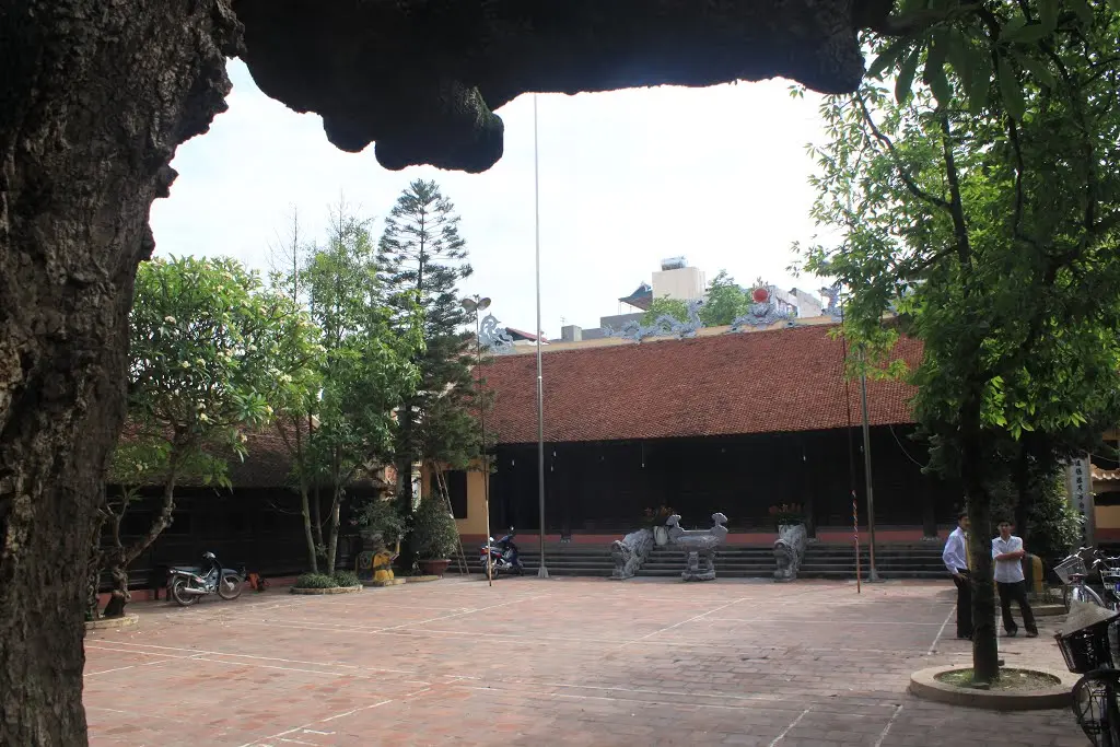 Khuôn viên Đình Quảng Bá