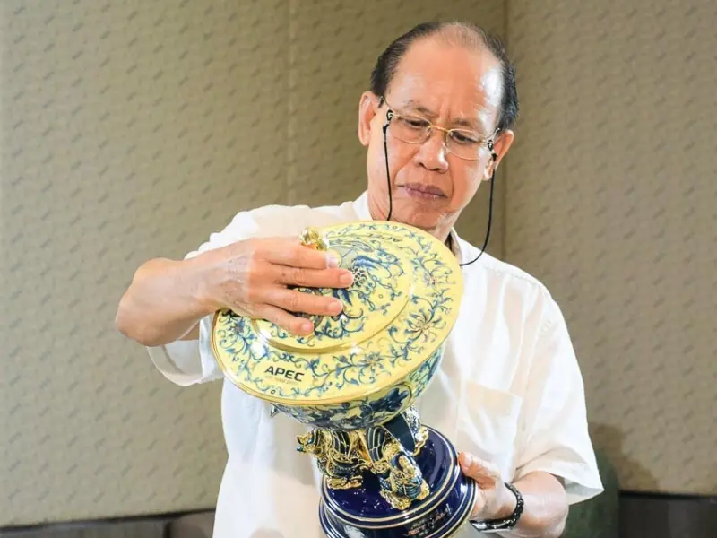 NNƯT Lý Ngọc Minh cùng sản phẩm của công ty Minh Long