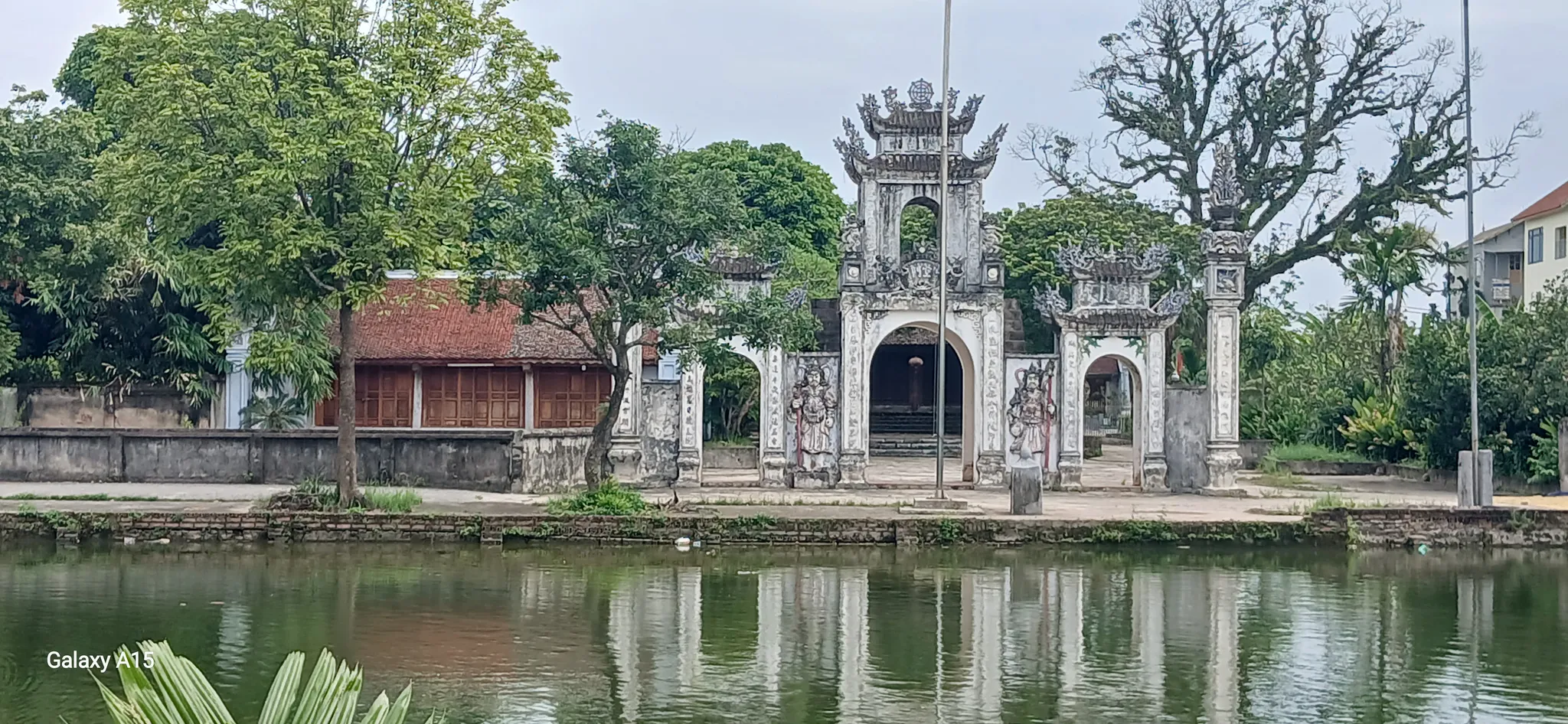 Không gian cảnh quan phía trước Hoa Nghiêm Tự, Nghi Môn nom như một bức tranh thủy mạc